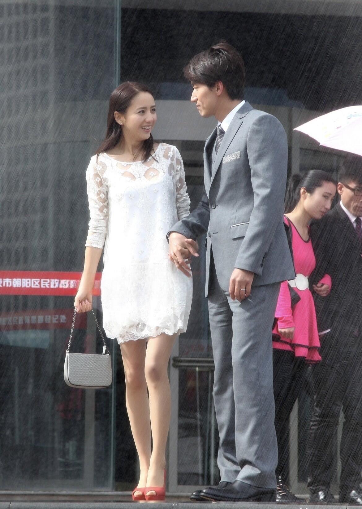 女神佟丽娅现实中好美，又白又瘦的，本人个子不高很苗条，她脸好小，气质很好，性格也