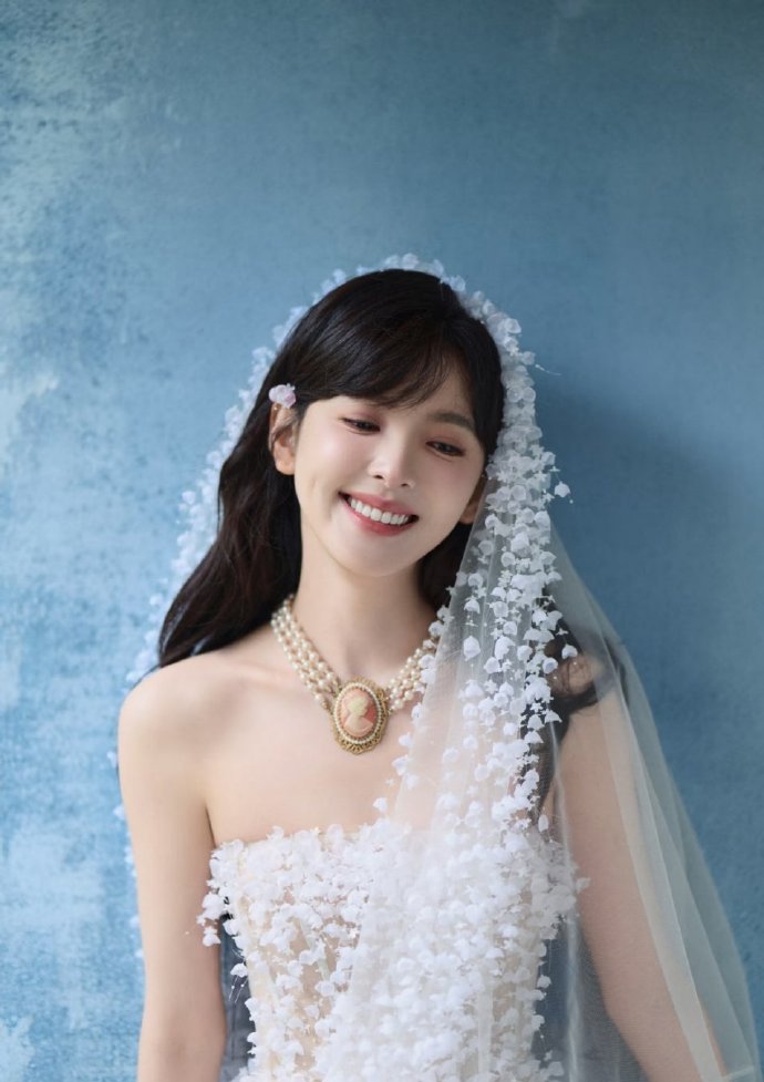 章若楠偶遇自己谁能拒绝偶遇章若楠的快乐啊！素颜搭简约穿搭，圆框眼镜一戴清新得像邻