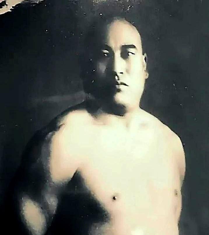 清末的武术大师都是人精，比如外号“杨无敌”的杨露禅。他自己关起门来练着石碾子硬