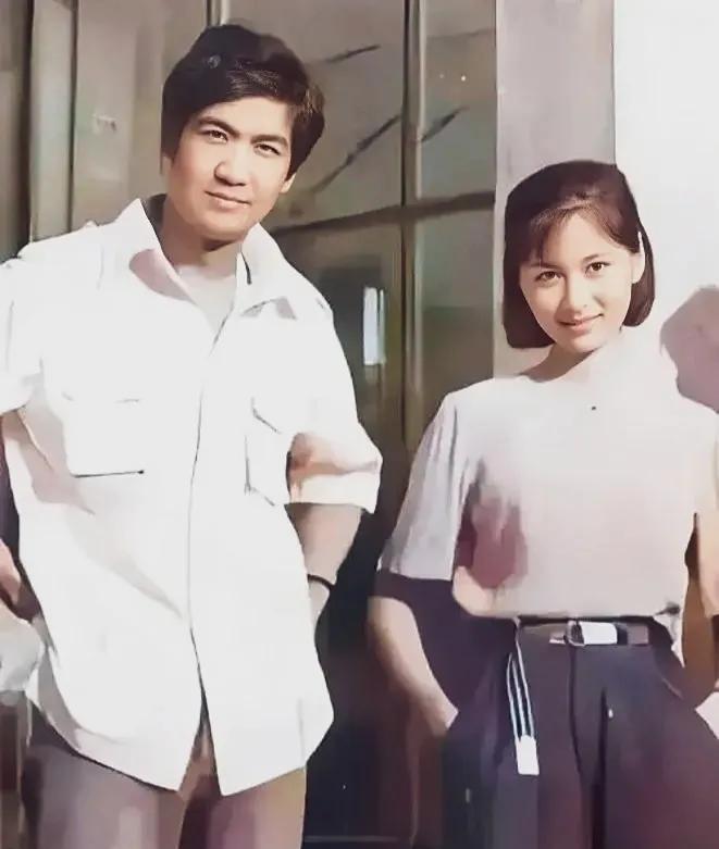 1985年的照片里，女明星不认识，男士可是家喻户晓明星，当年的小鲜肉如今有的成了