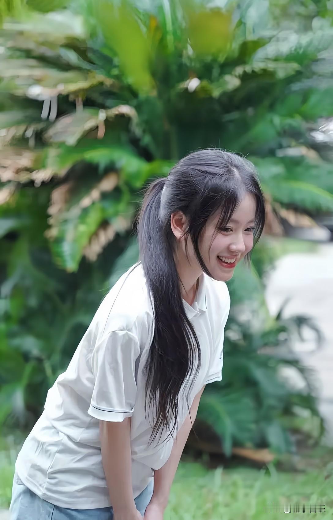 阳光下的少女，笑靥如花，绿意盎然的背景，青春洋溢！🌞🌿😊记录我的2026美