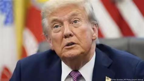 北京时间11月18日，特朗普在一场公开活动中毫不避讳地吐槽：“我们美国简直蠢透了