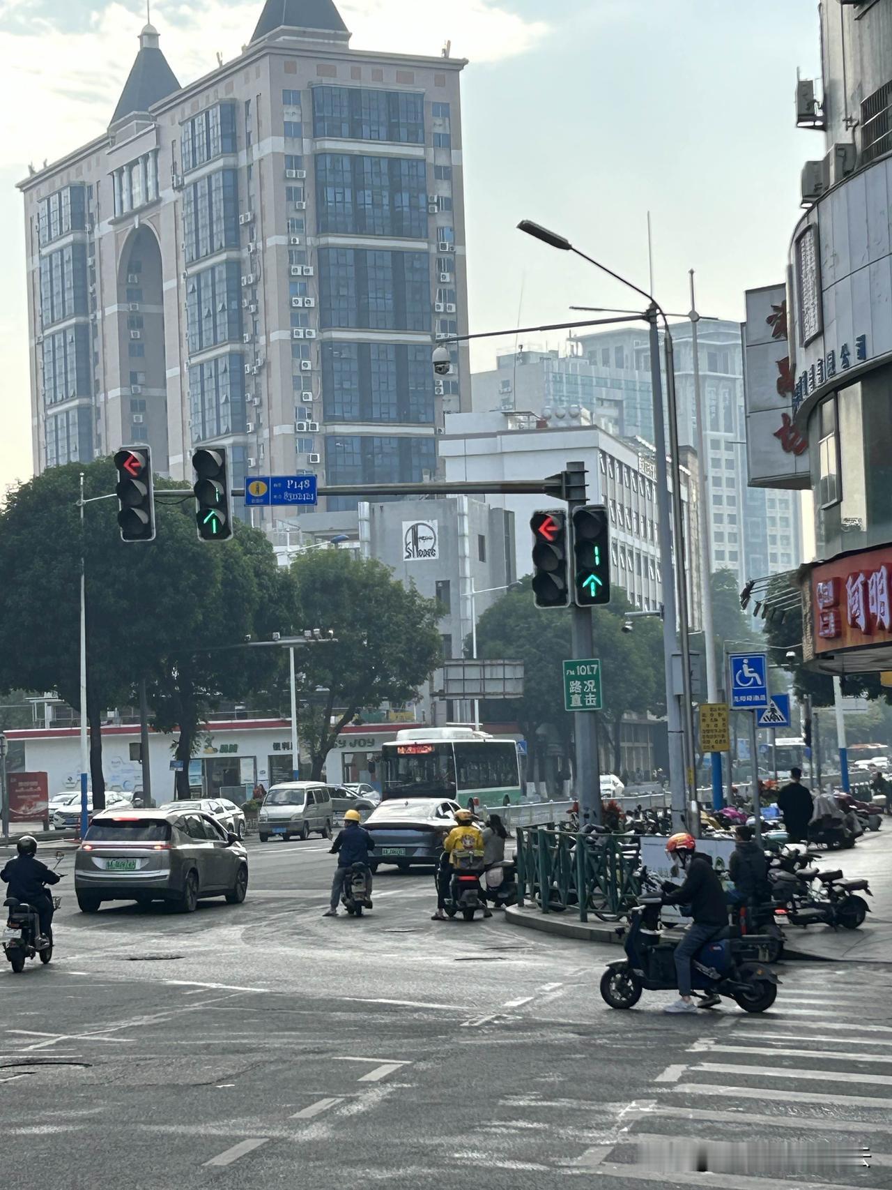 有时候让人想不明白的是，早上八九点一般都是上班的时间，为什么还有这么多外