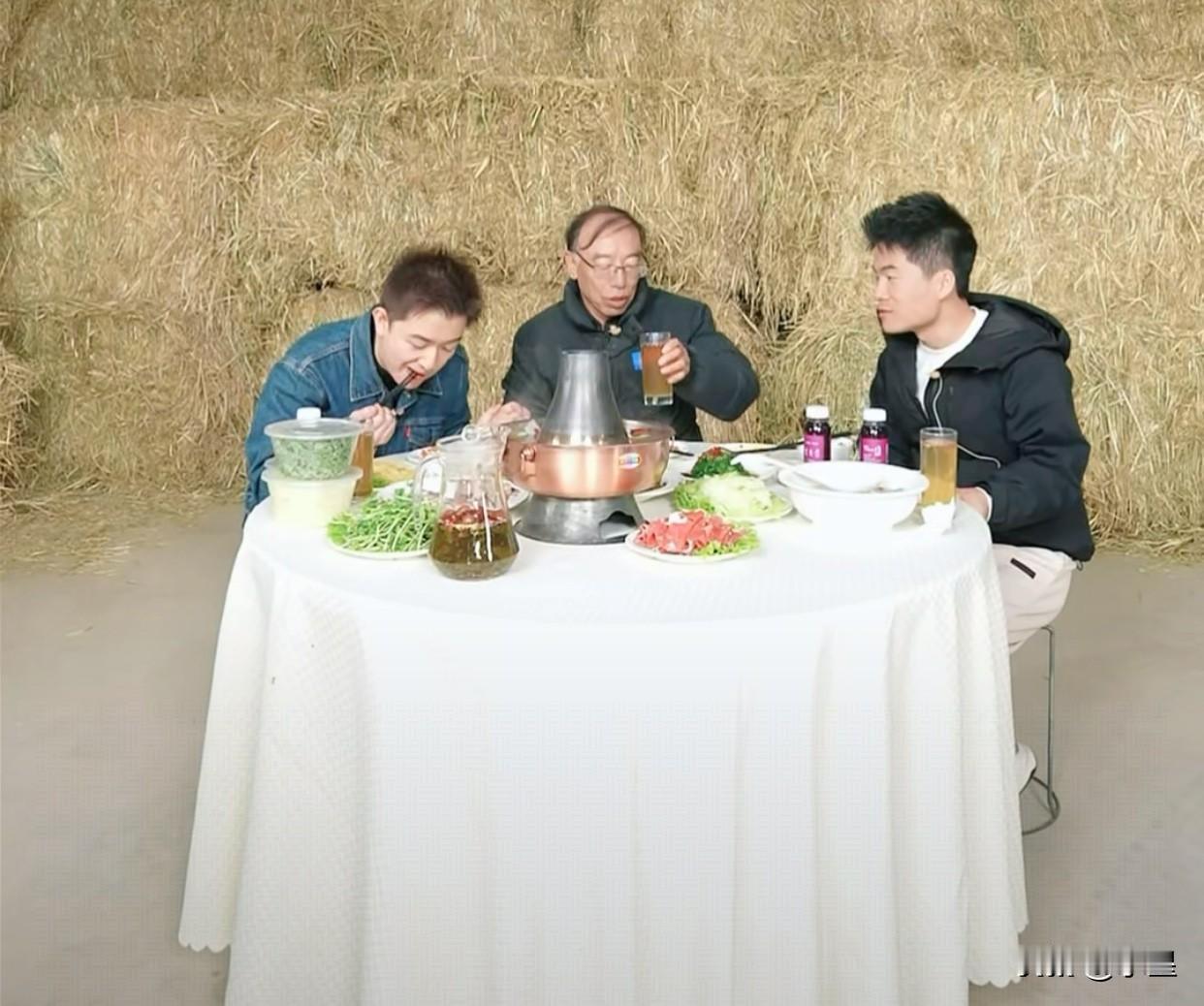 董宇辉的直播间太接地气了在宁夏滩羊养殖基地简单支了个桌子身后还是稻草垛，他们