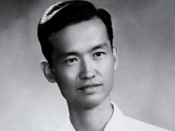1947年，一个衣衫破烂、脚底渗血的国军少校，被解放军战士用枪顶着脑袋。换了别人