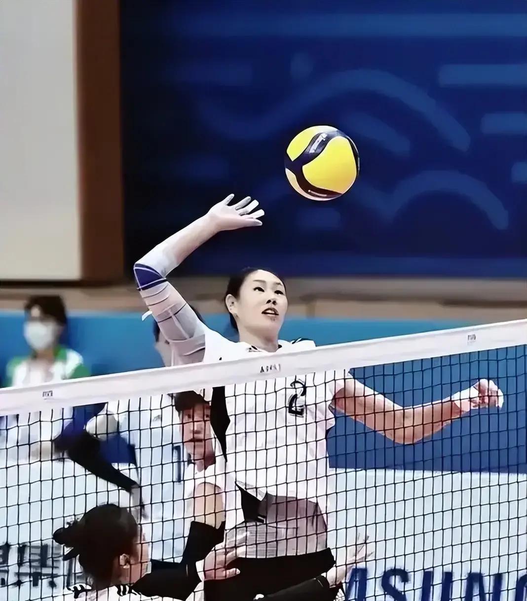 2021年沈阳，34岁奥运冠军颜妮退役，众人猜她接棒教练，谁知她甩开聚光灯，直奔