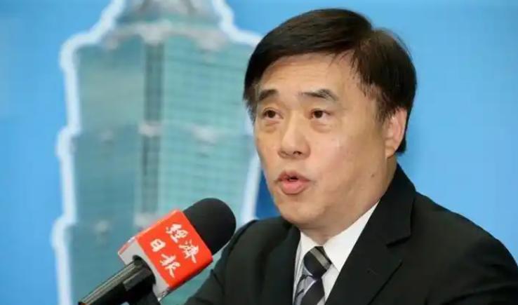 咱热热闹闹办抗战纪念仪式缅怀先烈，国民党前副主席郝龙斌倒先闹“不舒服”了！好