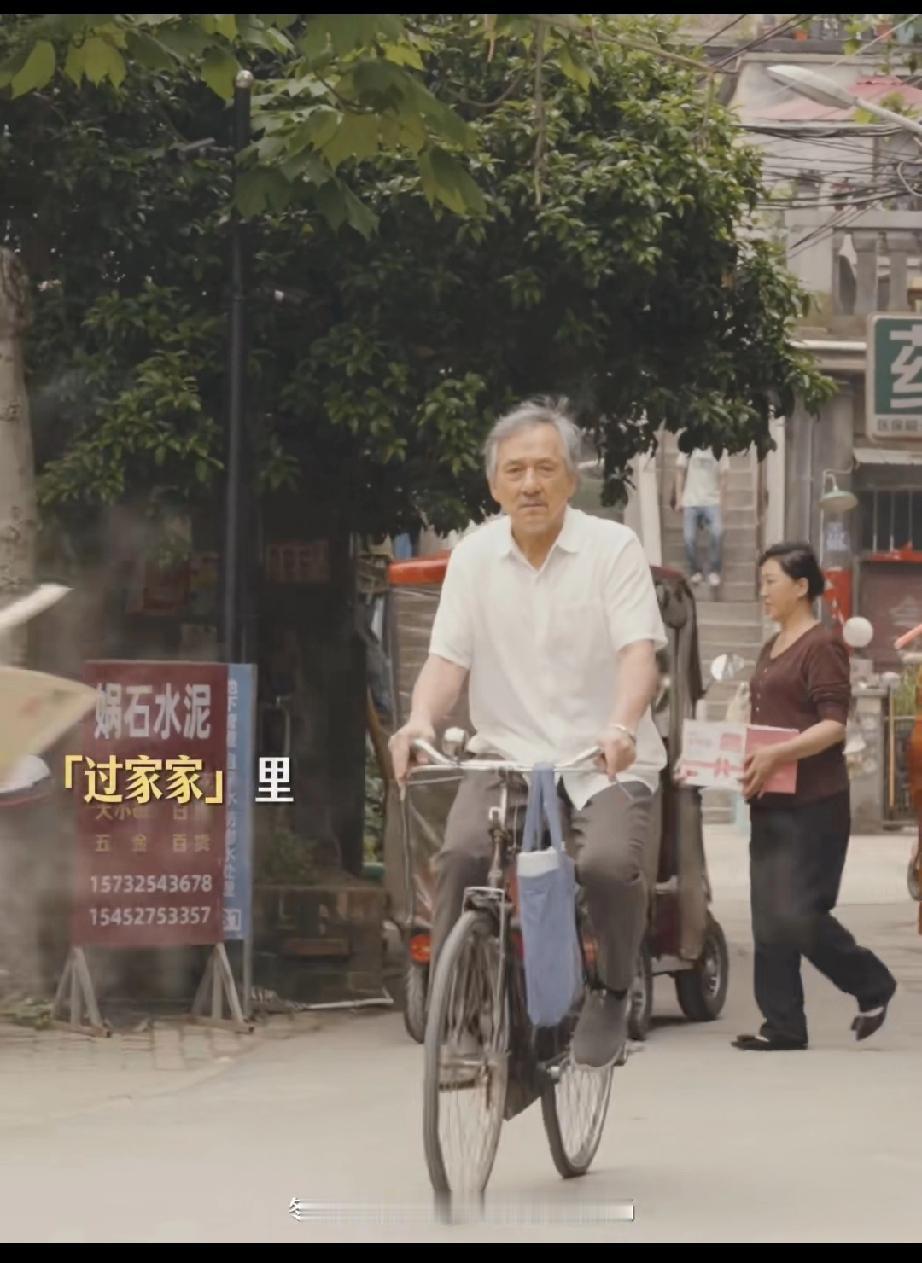 谁还能认出来这是出道63年，参与演出100多部电影，打遍天下的成龙大哥。如果用