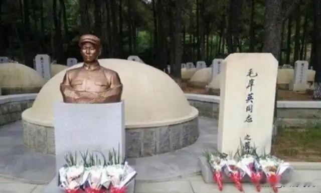 1950年，毛岸英牺牲的消息传到台湾，蒋介石深夜把自己关进书房，指着情报对蒋经国