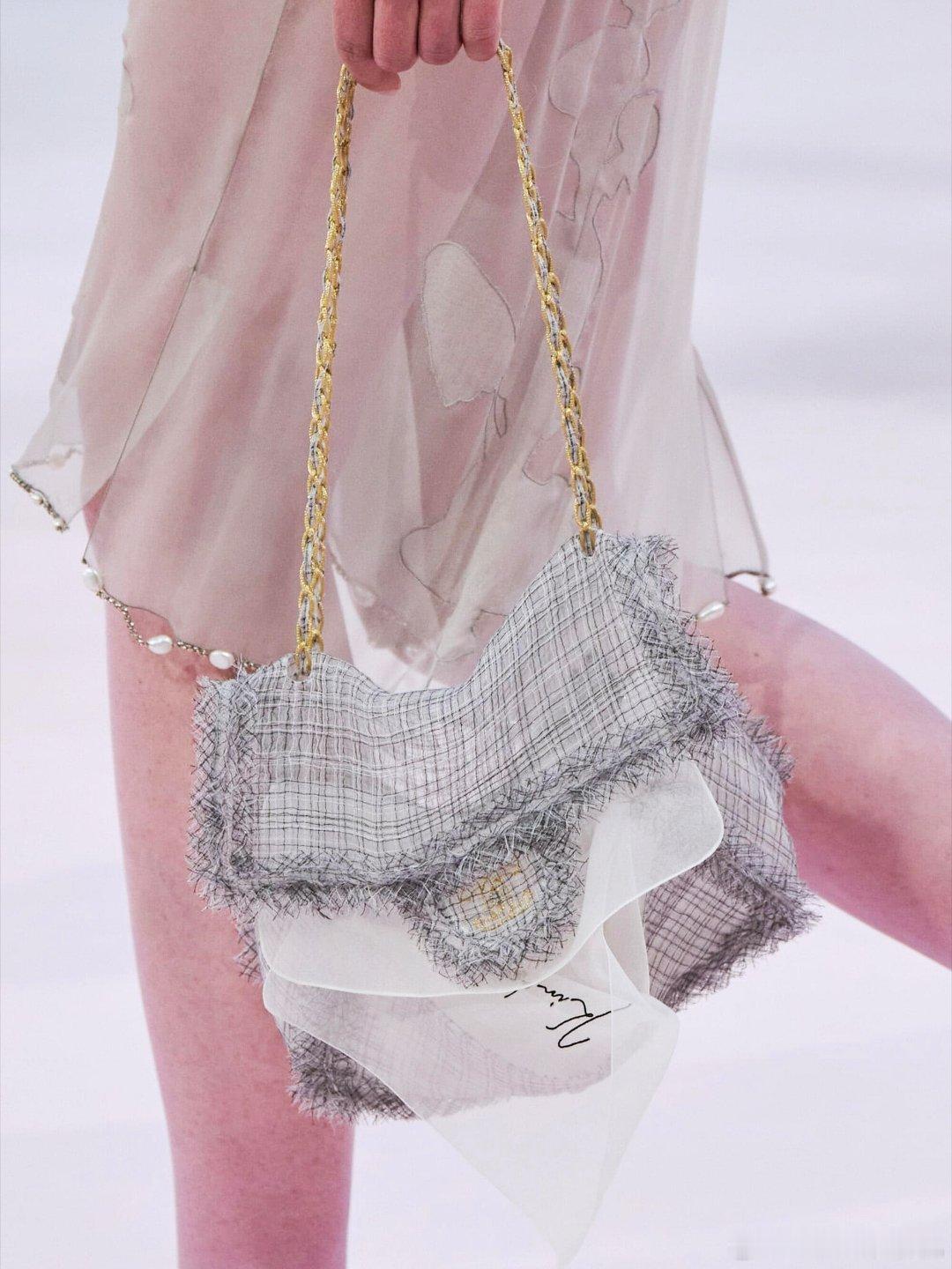 Chanel2026系列包包，薄如蝉翼应该装不了两个东西吧太轻了，凹造型用用巴