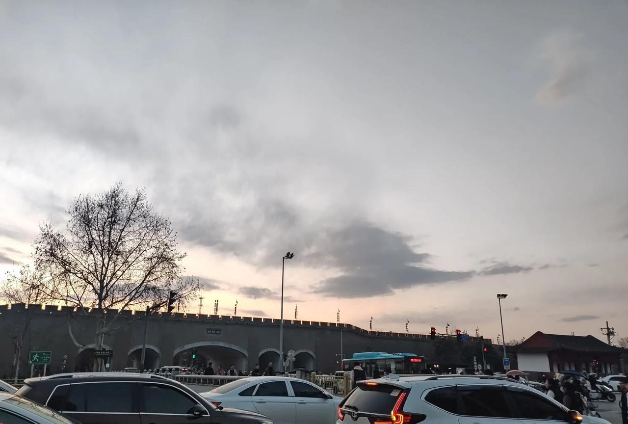 西安可以说是西北甚至是整个西部地区的教育高地，甚至连成都都难以望其项背。比如21