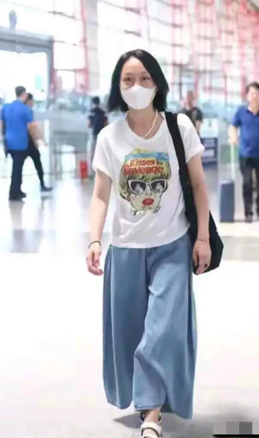 不得不说，周迅这身服装真的是随意呀，非常的接地气，一点也没有偶像包袱。一件白