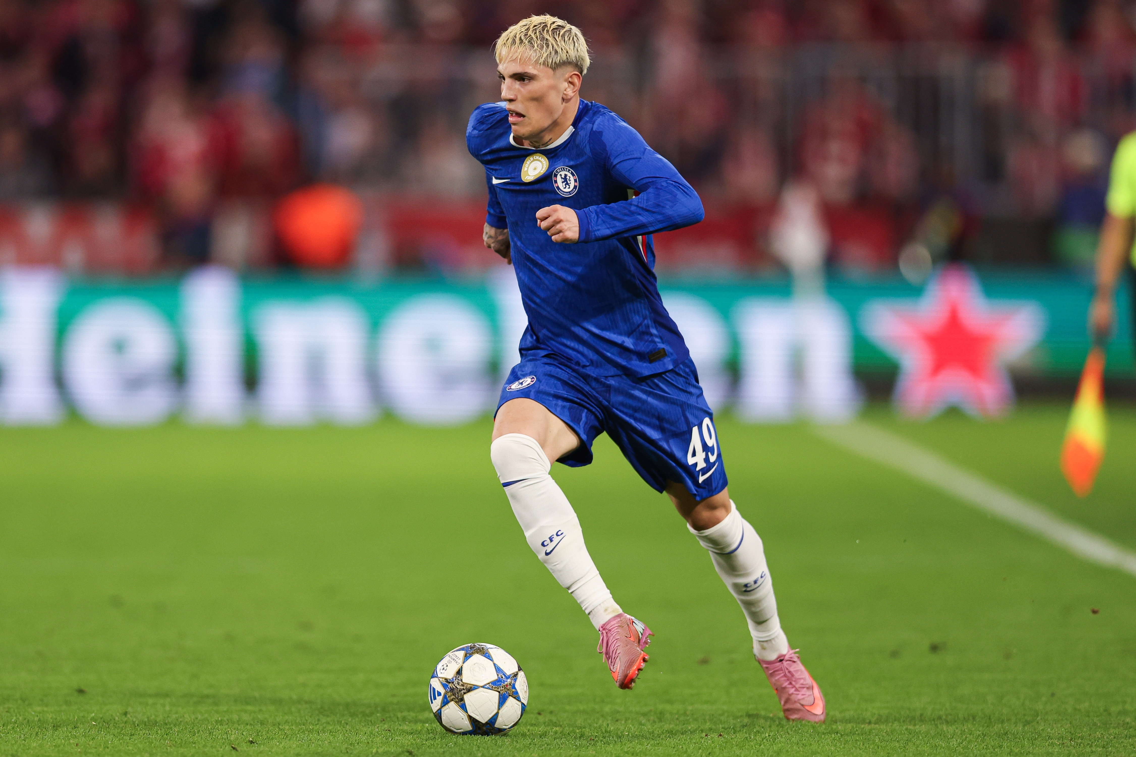 【加纳乔谈选择阿根廷：梅西是重要因素，你很难拒绝与他并肩作战】加纳乔接受媒体的采