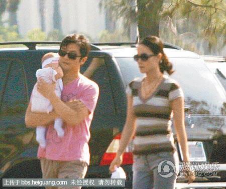 小小的李嫣被爸妈打扮得卡哇伊，爸爸抱，妈妈抱，岁月从她爸妈怀抱中流淌过，李嫣在爱