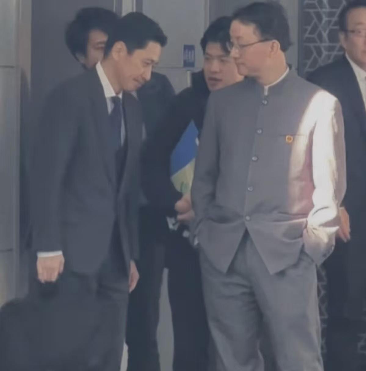 日本官员一行，是拿13座大面包车送机场的！ 就说11月18日那场中日磋商，看