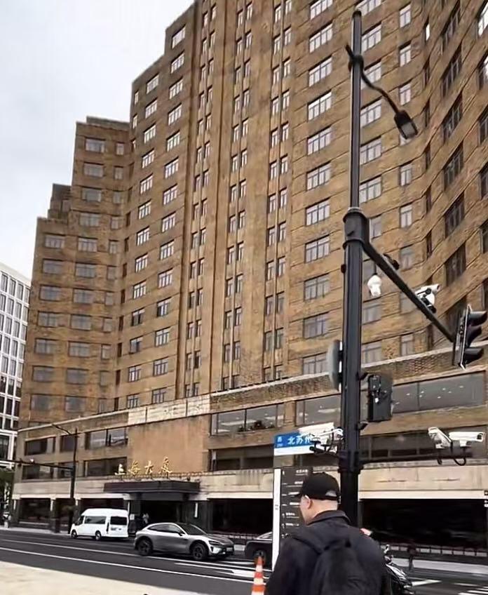 第一次到上海，住的是上海大厦！这座大厦是唯一能同时看到外滩和浦东位置的地方。