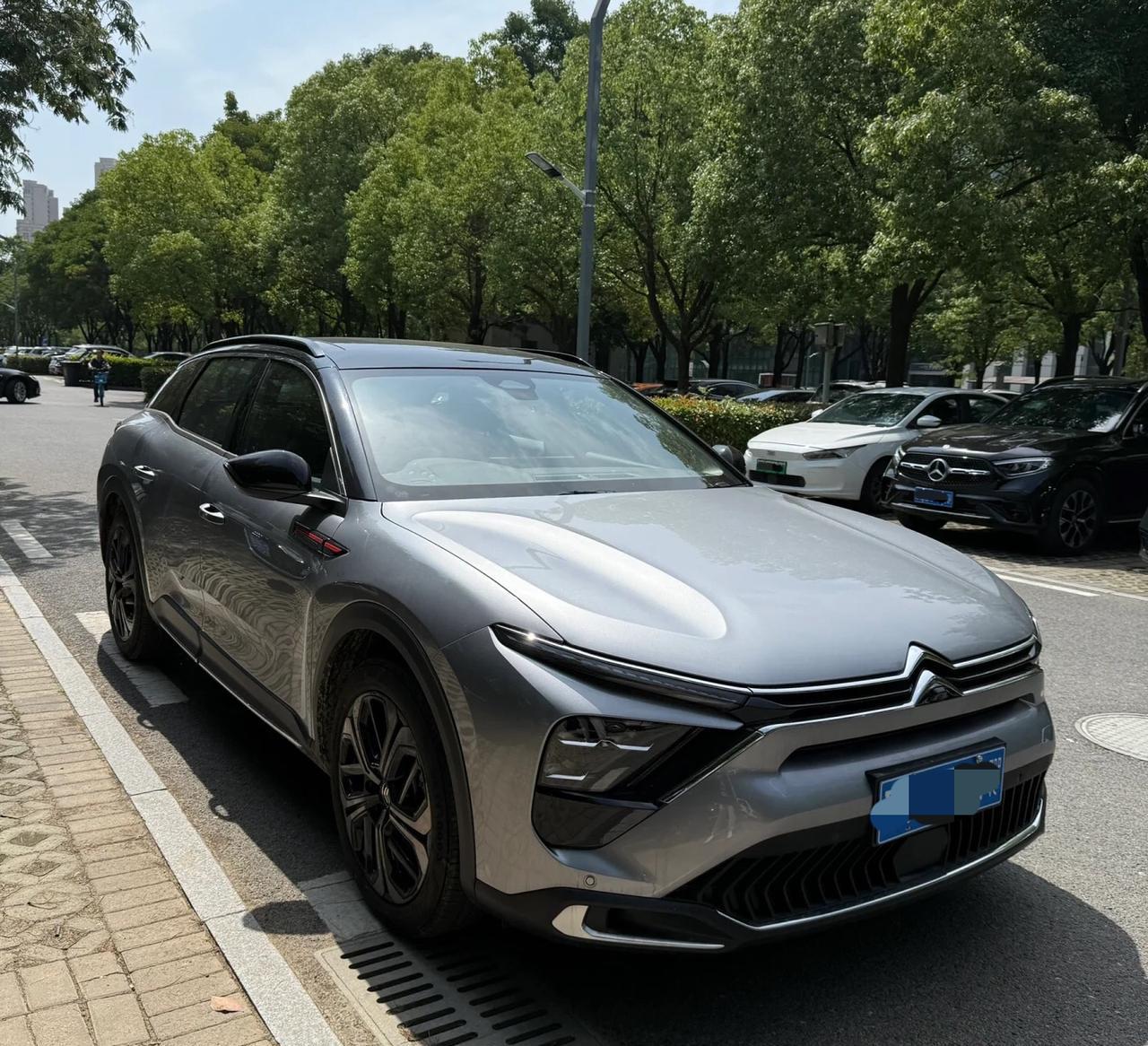这就是国内市场不太受待见的法系车，看外观造型至少领先其它品牌3-5年，动力变速箱