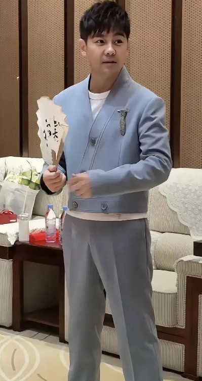 各位友友们快过来看看这是谁？真的不敢相信他怎么会老成这样了啊。曾经的不老男神已经