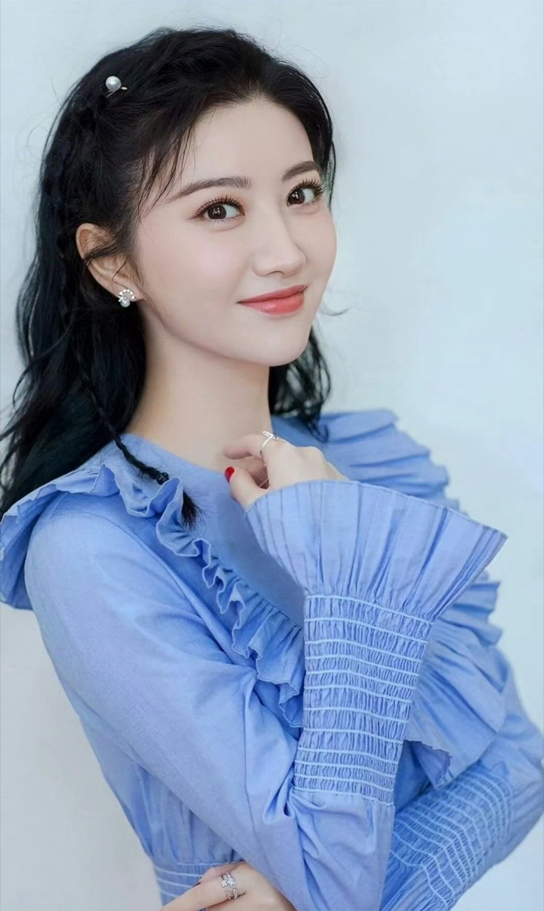 景甜浅蓝蕾丝裙造型，刺绣细节尽显清新甜美气质​​​