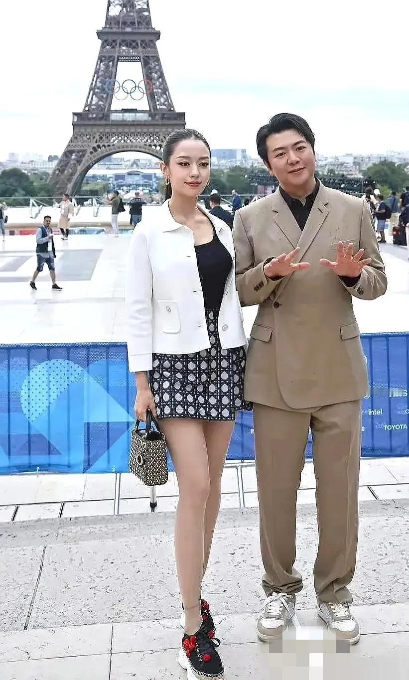 郎朗弹钢琴已经成习惯了，你看两口人照相双手都是弹钢琴的姿势，大家看看是不是啊！