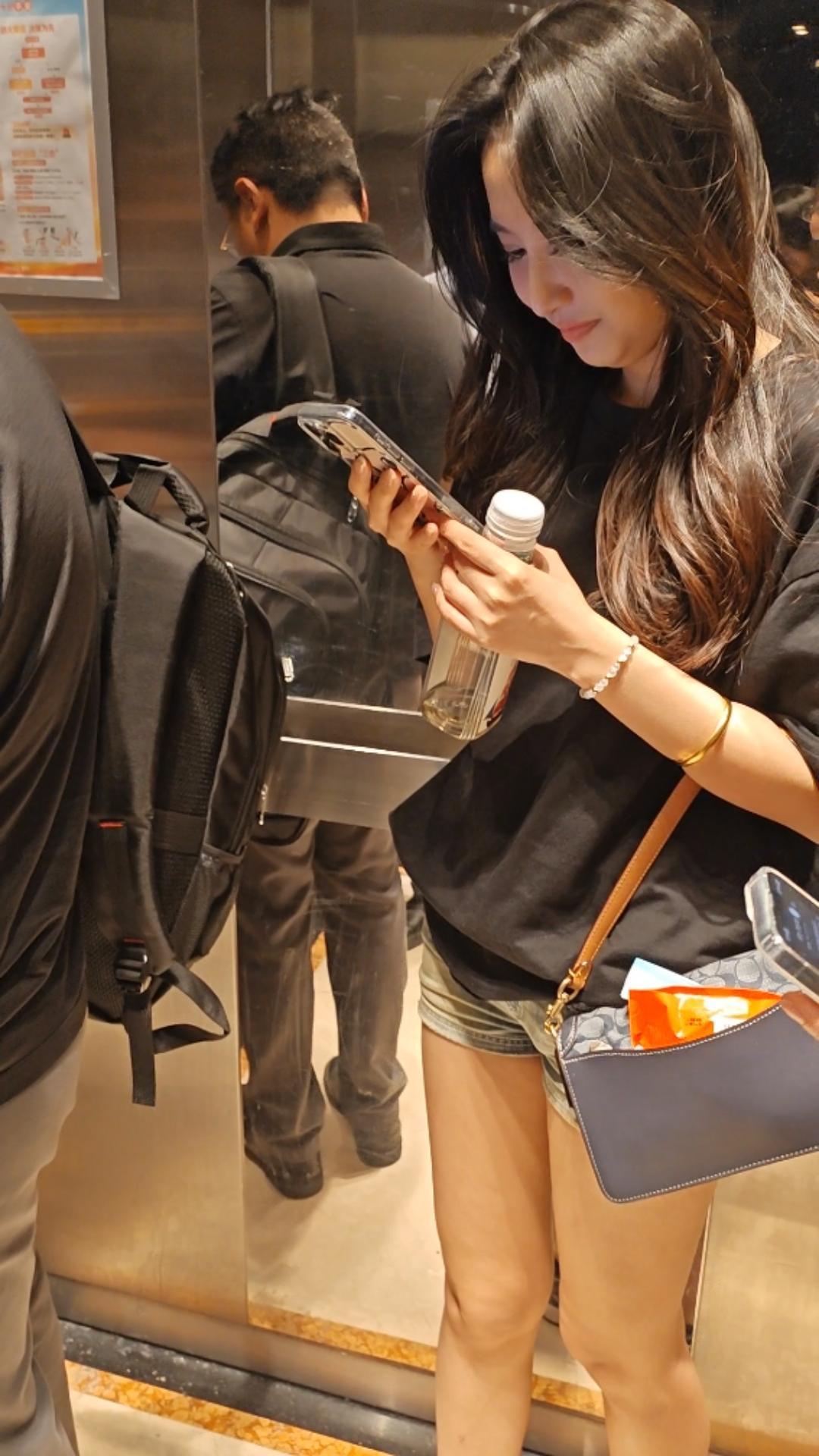 美女的包包出卖了自己女士包包包时尚小包包女