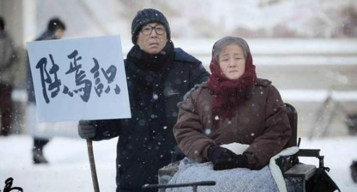 颁奖礼上，陈道明一上台就开始调侃“今天来的嘉宾里，巩俐的三任丈夫都在”，葛优吃惊