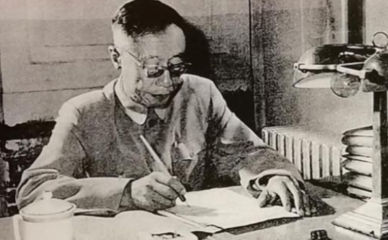 1963年，溥仪在北京街道闲逛，看到一烧饼摊，于是便买了一个。没想到刚吃了一口，