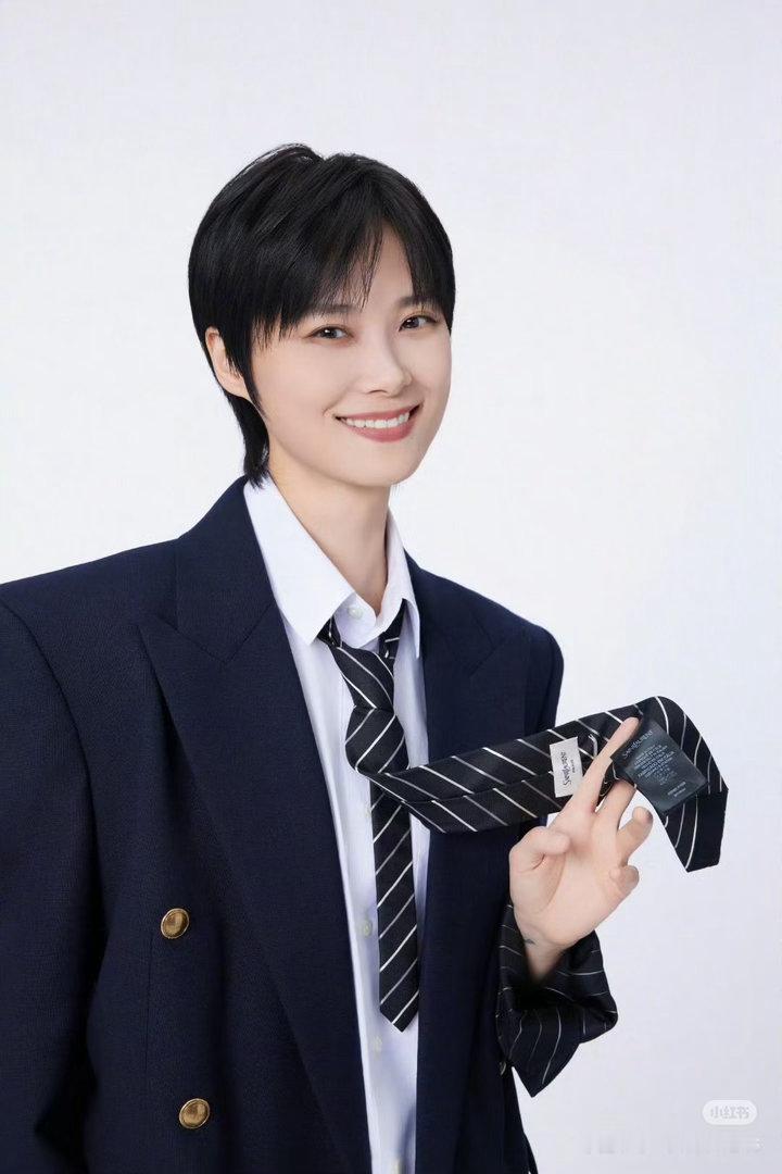 李宇春演唱会背景是张子枫的画李宇春对舞台的用心体现在这些细节里。首唱《Hey你