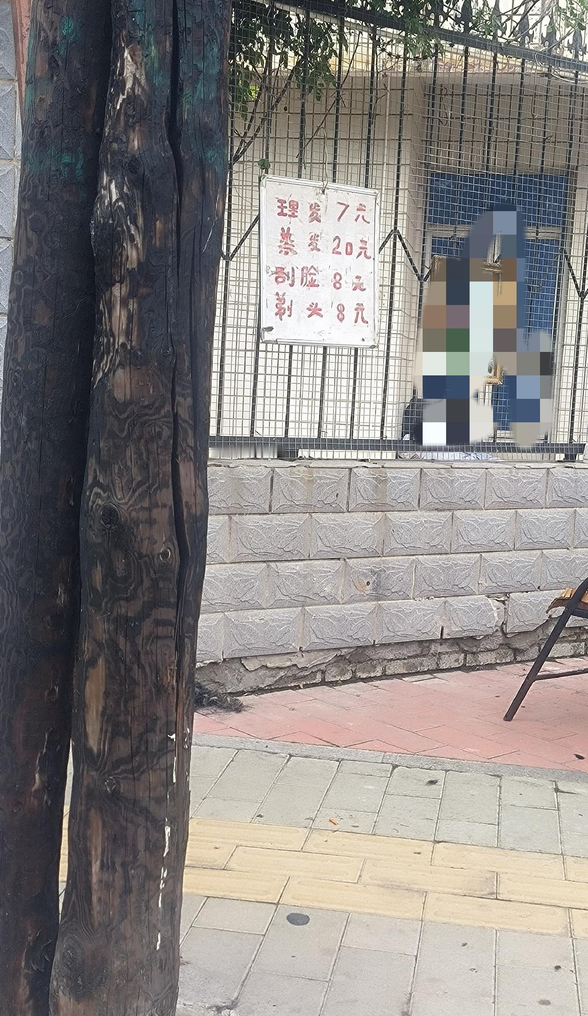 如今保定的街头理发摊随处可见，越来越多了！服务的种类也多了，理发、刮脸、剃光