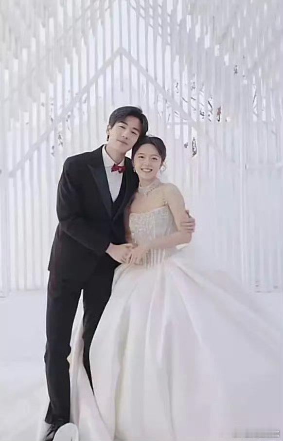 赵今麦和张凌赫樱桃琥珀的婚纱照好好看👀​​​