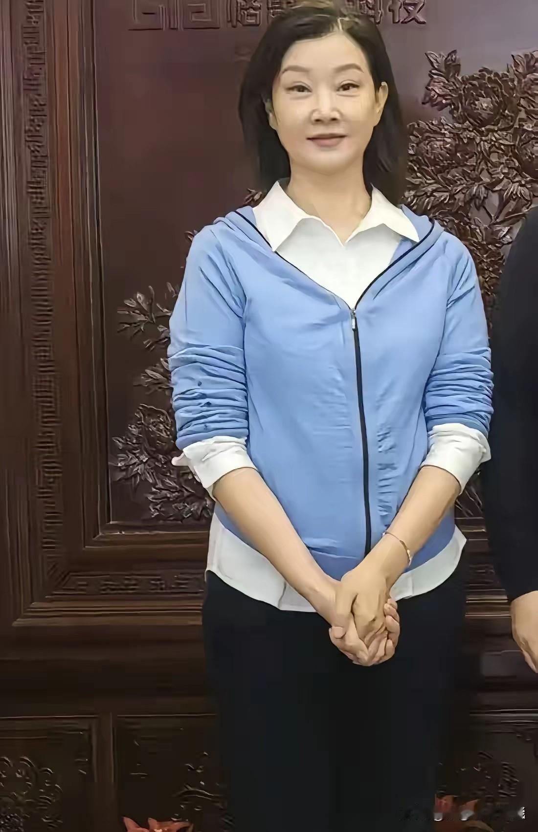 女神终究敌不过岁月，再也不见当年惊艳时光的模样。脸上留下了时光清晰的痕迹，法令纹