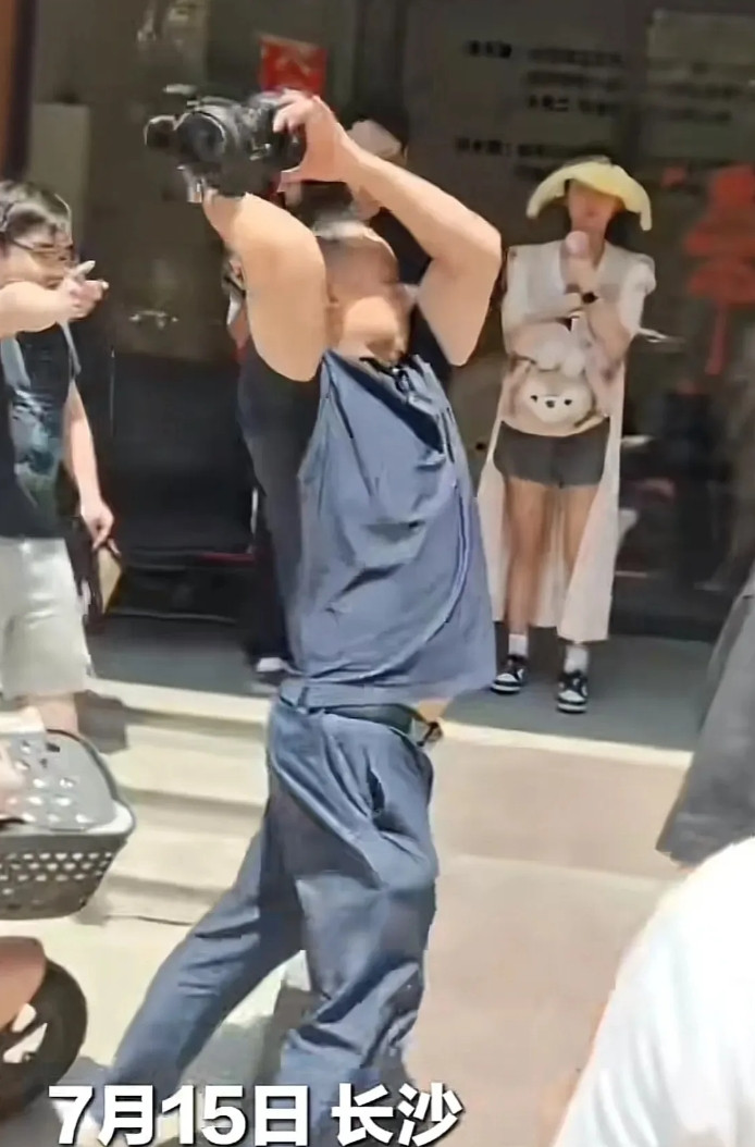 怒砸摄像机的老板也是吃了没文化的亏！ 长沙那位老板怒砸记者设备的事，最近闹