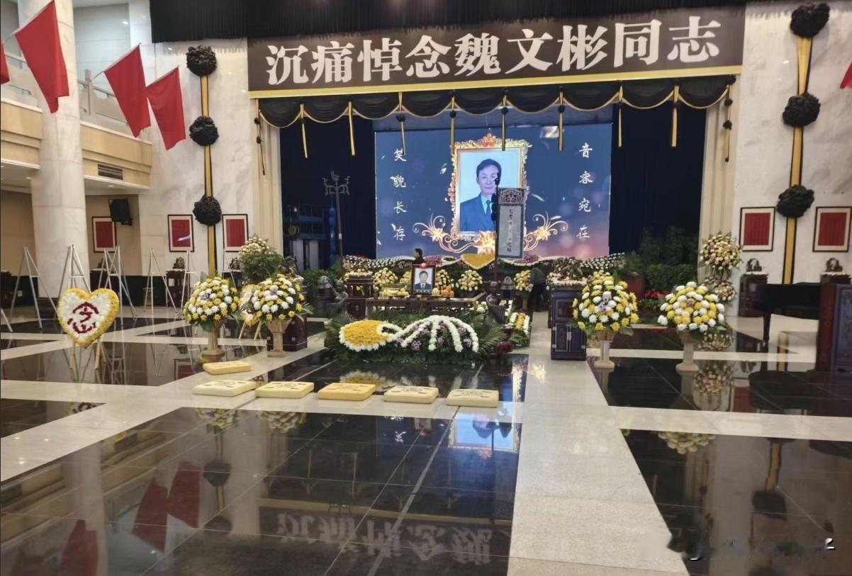 汪涵、李维嘉都来了！魏文彬追悼会上，众人纷纷在灵堂跪拜……1月31日，一大早，
