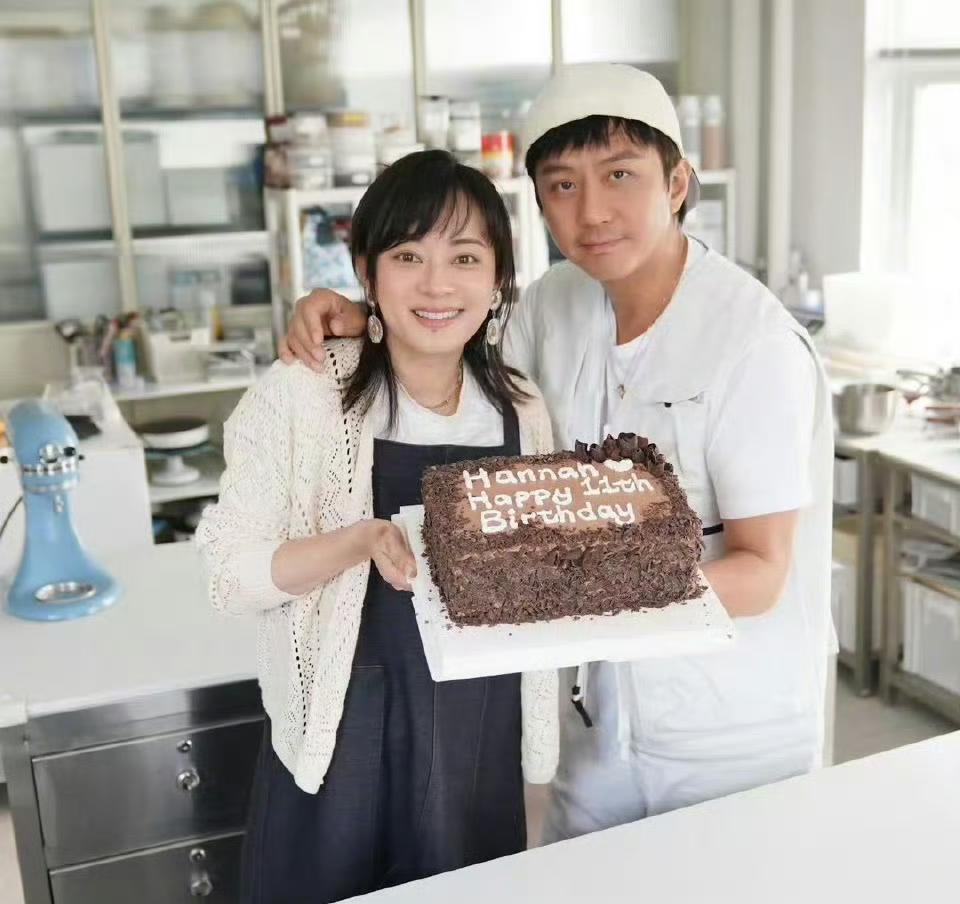 小花（蹦蹦跳跳地抱住妈妈）：妈妈妈妈，今天我生日！孙俪（蹲下来亲亲她脸蛋）：对