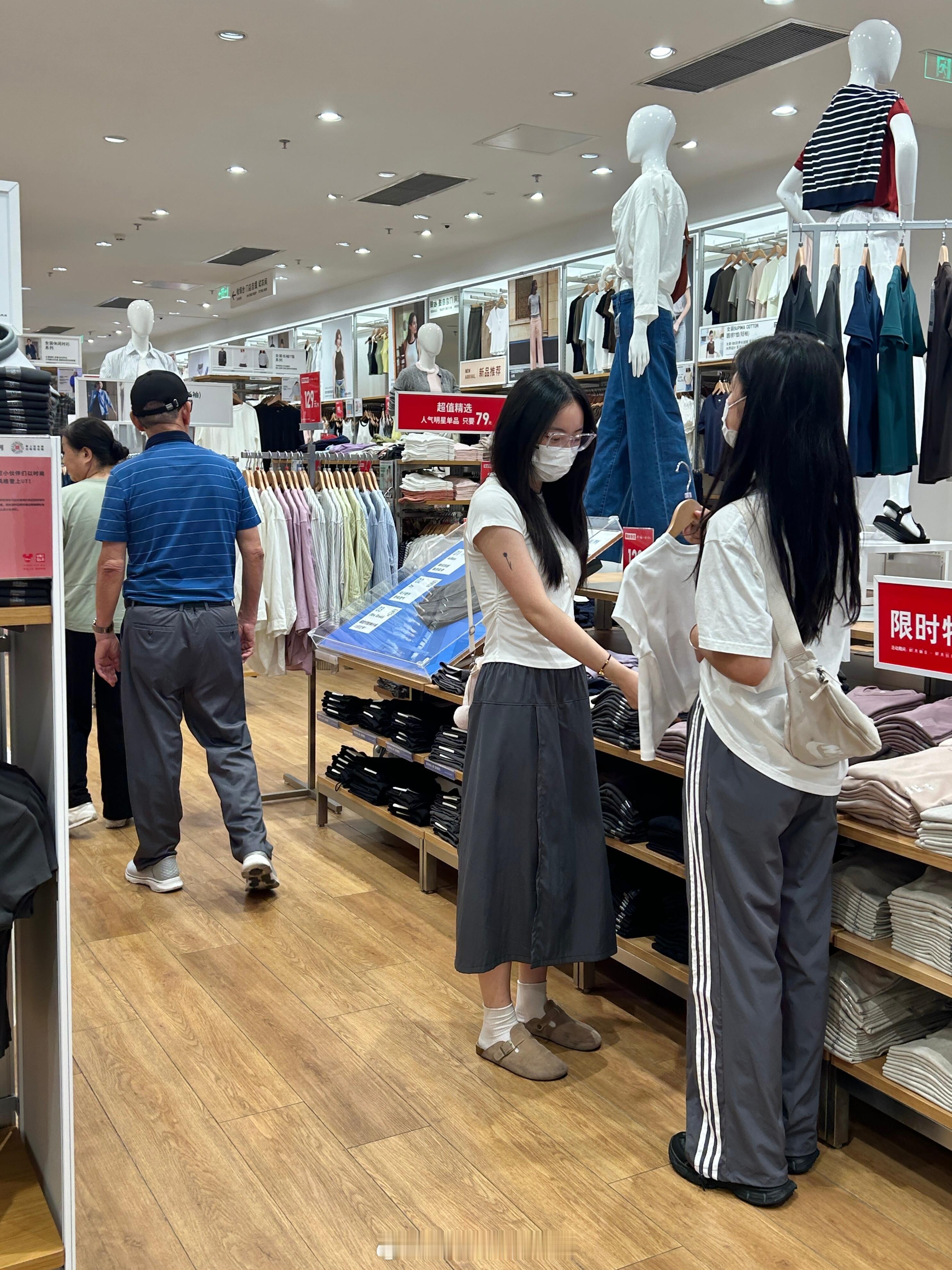 呵呵优衣库看到的。。。闺蜜为了找个上衣搭配她新买的运动裤，逛了半天也不知道选什么