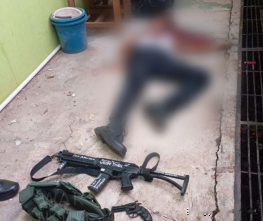 11月7日，印尼首都雅加达北部一所公立高中的校内清真寺遭到袭击。一名疑犯使用步枪