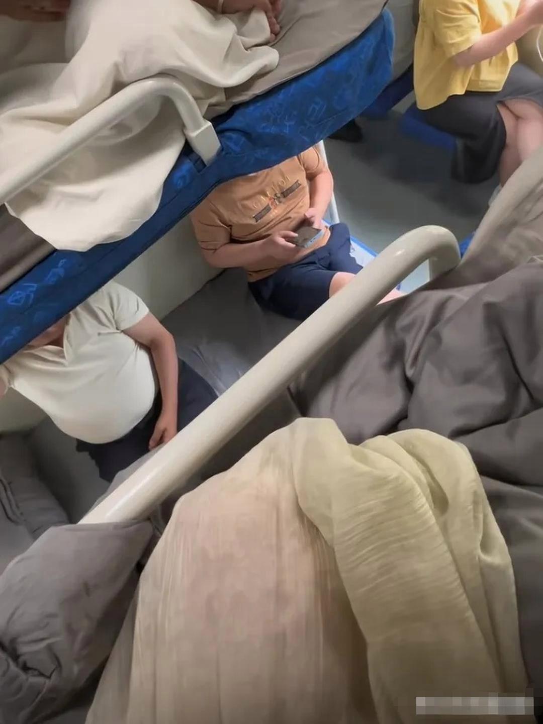 火车上铺睡完一觉，醒来这样，尴尬的不敢下去。