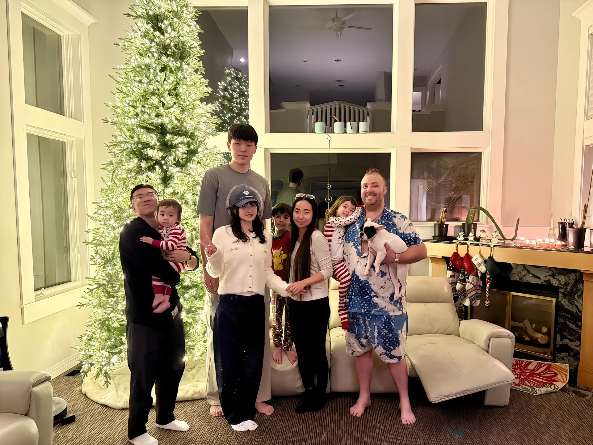 杨瀚森和女友到球迷家做客，当地华人还是很喜欢小杨的。