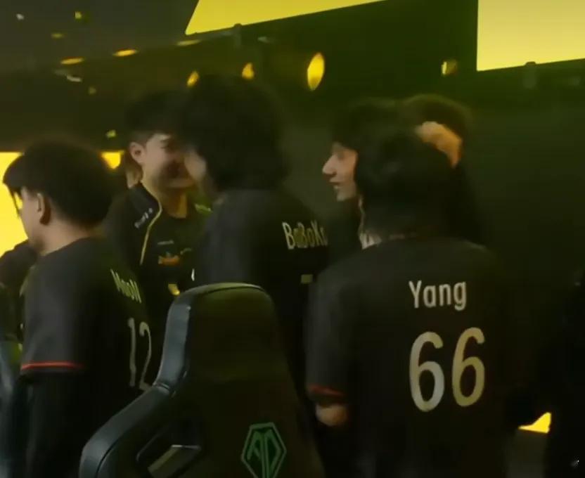 森哥拍皮鞋头，被皮鞋追着给了两巴掌，哈哈哈dota2