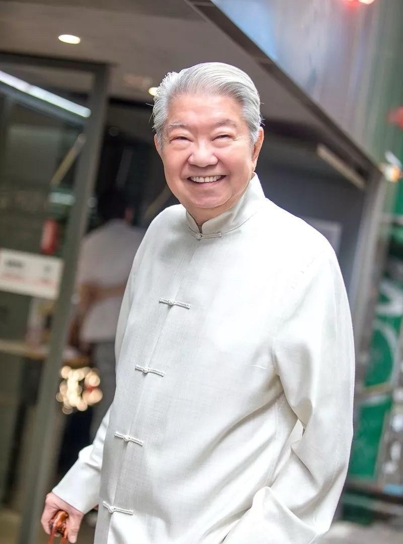 蔡澜曾说过，将来死后火化的骨灰要撒在海上，永远沉浸在美丽的维港，身旁的助理马上表