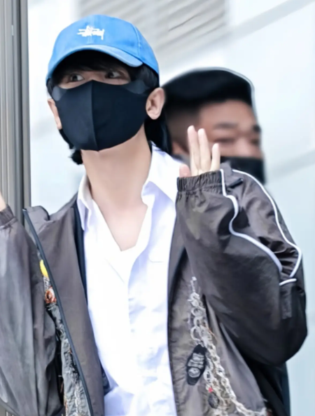 成毅今日机场最新路透！青春男大既视感，谁被帅到啦！ 