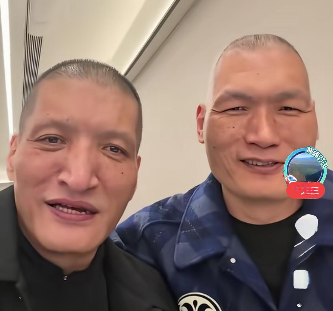 巴特尔现在是CBA交际花，你看，跟山东高速男篮竞训总监纪民尚勾肩搭背，哈哈哈哈