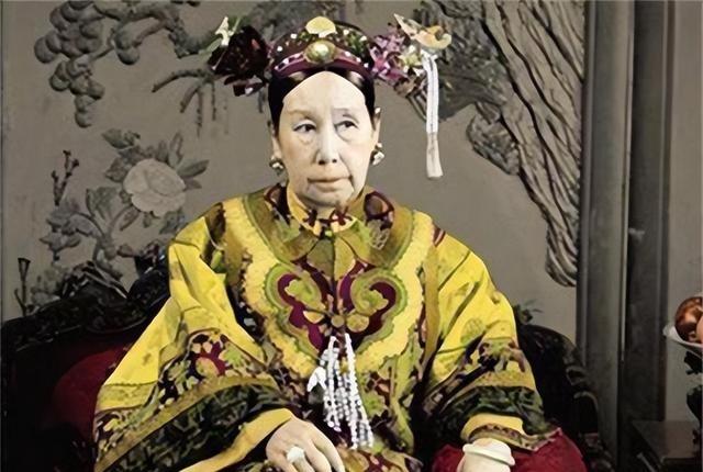 1945年11月，盗墓贼王绍义带人闯入东陵同治帝惠陵地宫，扒光头戴凤冠、一身朝服