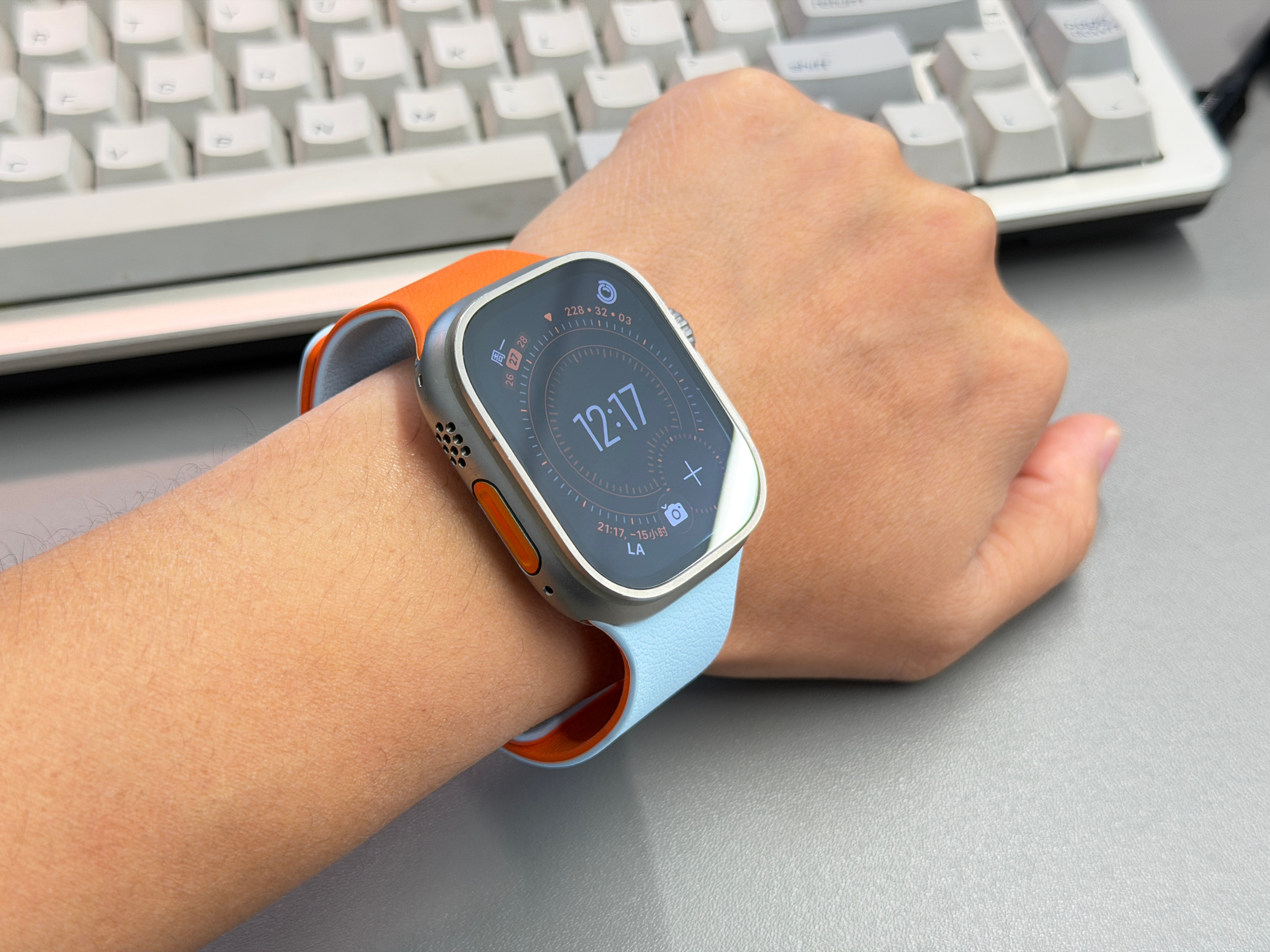 moft的这个撞色手表表带不错。怎么吸都能戴。200出头，美滋滋​​​