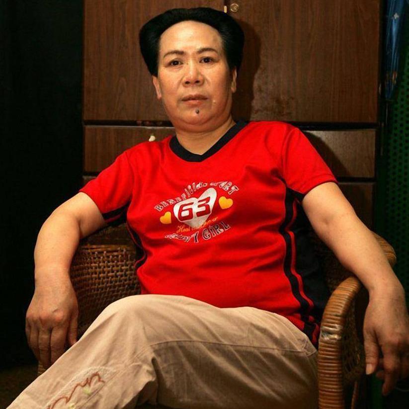她是唯一扮演毛主席的女演员，出场费达5位数，丈夫却感到很苦恼。1956年出生的