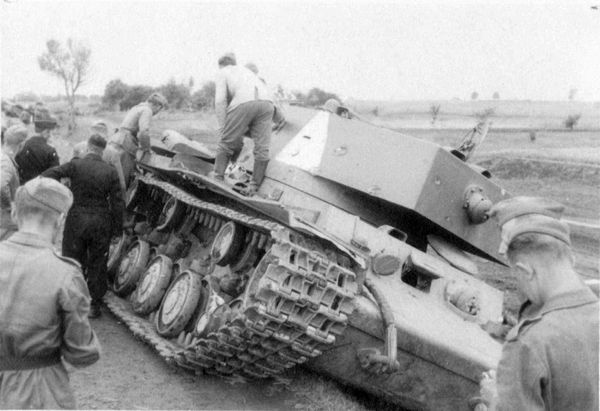 巴巴罗萨行动初期苏军遗弃的KV-1重型坦克