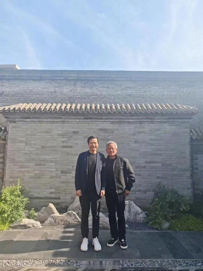 黄仁勋与雷军合影曝光7月14日，英伟达CEO黄仁勋与小米创始人会面的照片曝光。