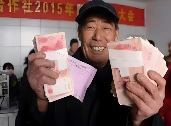 农民养老金该涨吗？人大代表建议涨到每月500元，城乡差距太心酸一百多块一个月