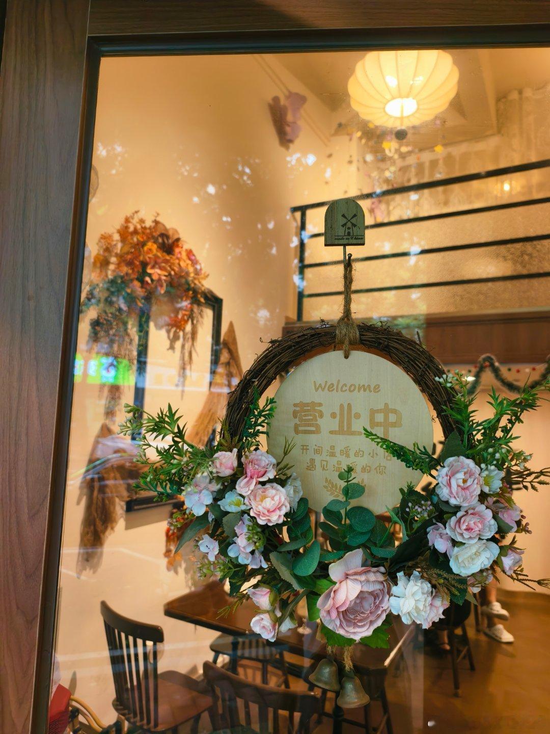 美食中山东凤网红咖啡店，两位美女主理人营造舒闲小店环境，每一杯饮品都外插一朵玫