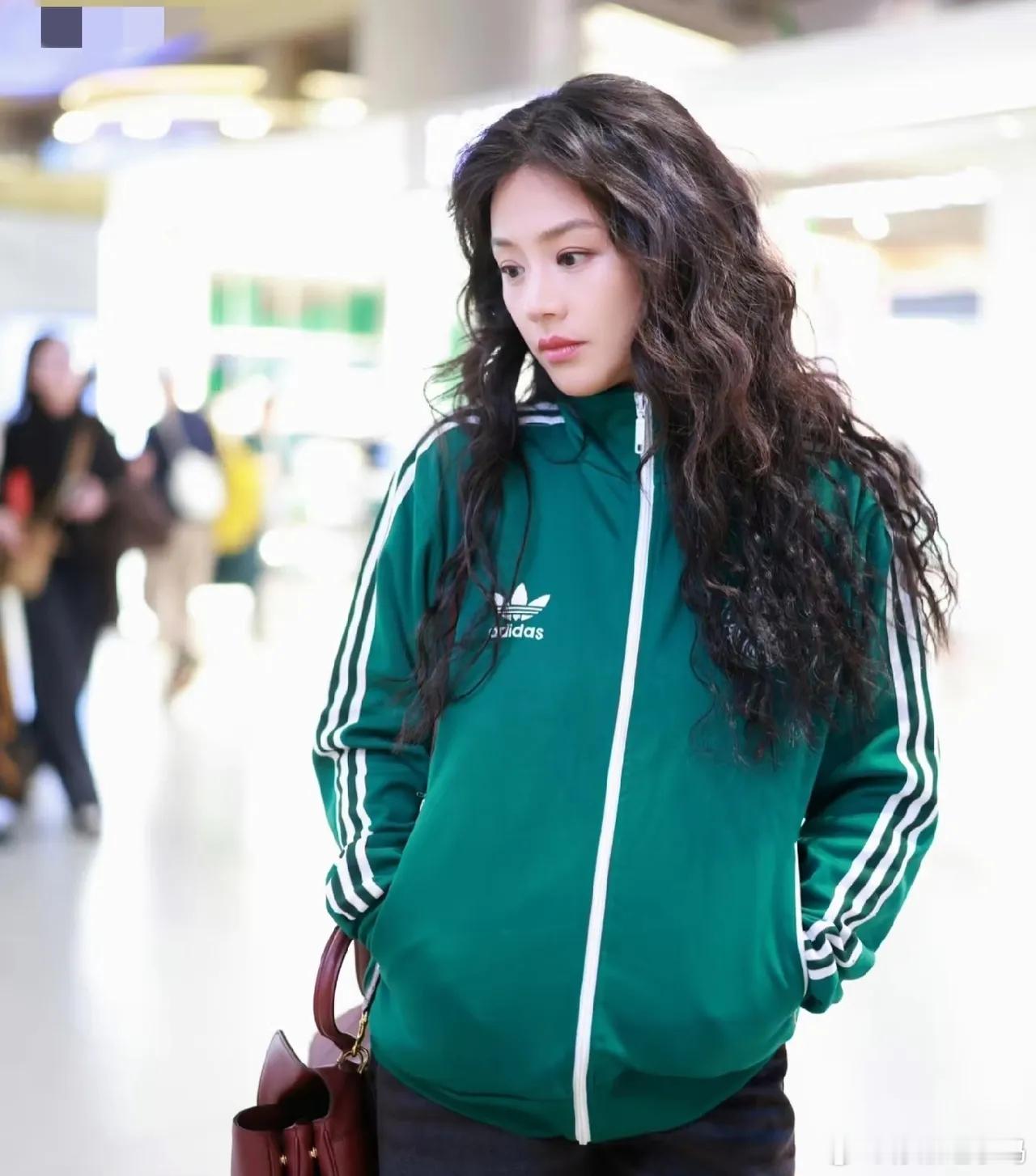 网友在上海虹桥机场偶遇马思纯，拉着马思纯合了张影，小姑娘激动的合不拢嘴。照片中